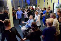 Uczestnicy balu wraz z solenizantem