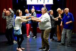 Tańczący uczestnicy zabawy.