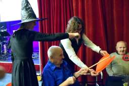 Dwójka prowadzących i Mieszkaniec w tracie wróżby