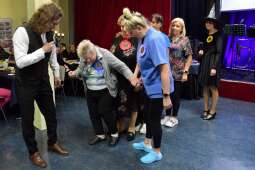 Uczestnicy wróżby andrzejkowej „pantofelek”