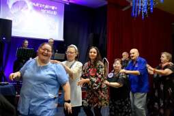 Uczestnicy w korowodzie tanecznym