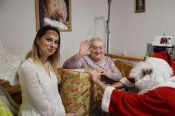 Mieszkanka wraz z aniołkiem i Mikołajem