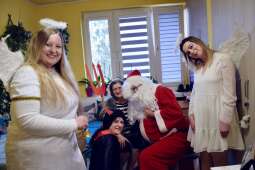 Mieszkanka wraz z Mikołajem aniołkami i diabełkiem