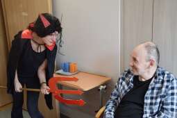 Diabełek z uśmiechniętym Mieszkańcem