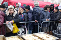 0S4A3940.jpg-Tradycyjna Wigilia dla potrzebujących na Rynku Głównym