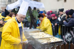 0S4A3971.jpg-Tradycyjna Wigilia dla potrzebujących na Rynku Głównym