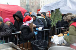 0S4A3982.jpg-Tradycyjna Wigilia dla potrzebujących na Rynku Głównym