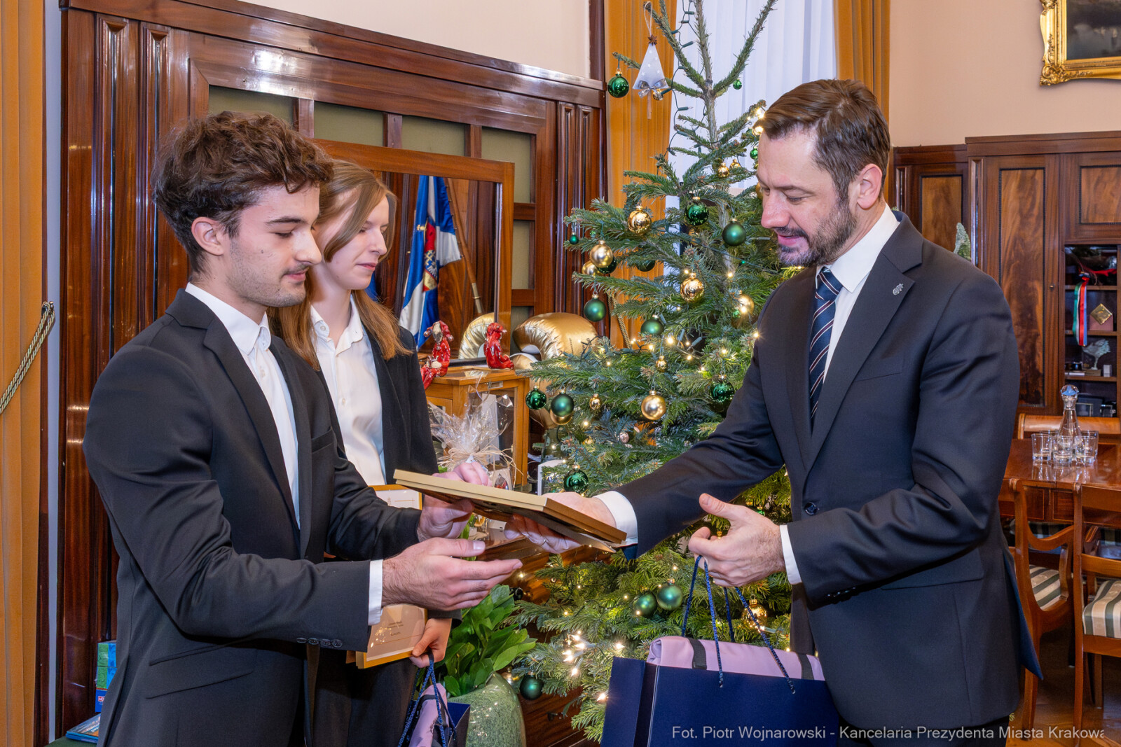 Miszalski, wręczenie, dyplomy, stypendium, im. Juliusza Leo, Tamara Cieśla, Miłosz Płatek, zdję  Autor: P. Wojnarowski