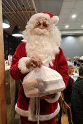 Paczki świąteczne i kolacja wigilijna dla mieszkańców Dzielnicy XIII