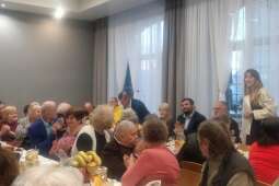 zdjęcie 4.jpg-Paczki świąteczne i kolacja wigilijna dla mieszkańców Dzielnicy XIII