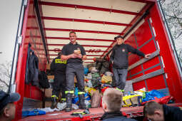 IMG_0801.jpg-Przekazanie towarów do schroniska