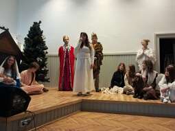 20260120_102508.jpg-Tradycja w nowym wydaniu – jasełka uczniów X LO.