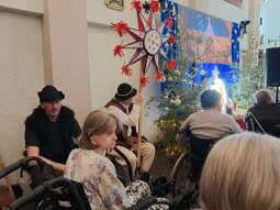 9DtTfZuF.jpg-Kolędowanie z przyjaciółmi na Nowaczyńskiego.