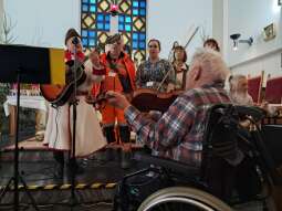 fj4zFavs.jpg-Kolędowanie z przyjaciółmi na Nowaczyńskiego.