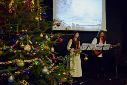 Zaproszeni goście przy stole wigilijnym