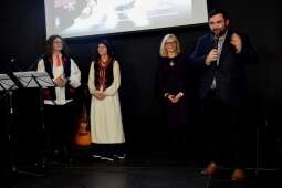 Przewodniczący Rady Miasta składający życzenia w towarzystwie Dyrektora Domu oraz prowadzących wydarzenie