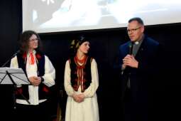 Ksiądz Proboszcz składający życzenia w towarzystwie dwójki prowadzących