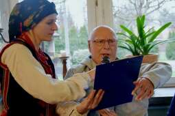 Przedstawicielka Rady Mieszkańców w towarzystwie prowadzących składa życzenia Dyrektorowi Domu