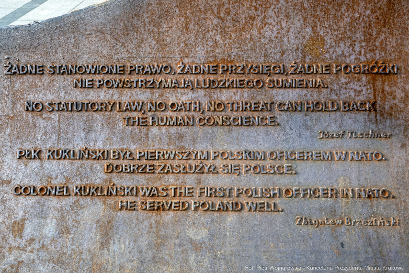 Kukliński, 22 rocznica, obchody, pomnik, znicz, wojsko, zdjęcia  Autor: Piotr Wojnarowski