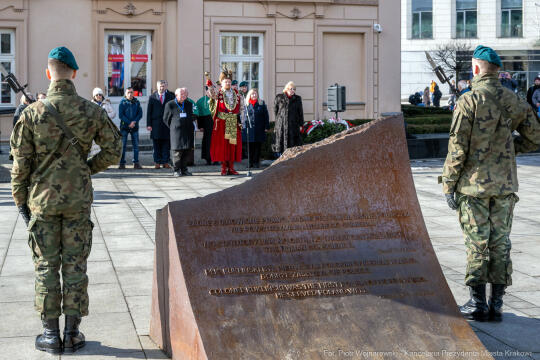 Kukliński, 22 rocznica, obchody, pomnik, znicz, wojsko, zdjęcia