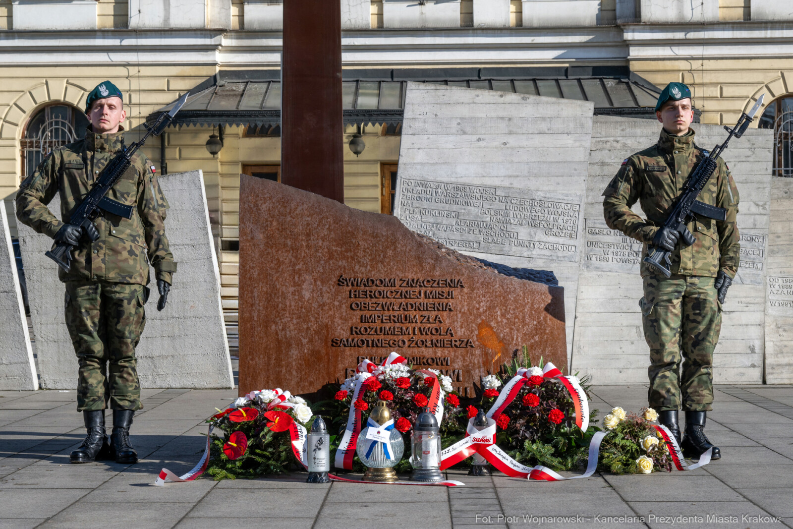 Kukliński, 22 rocznica, obchody, pomnik, znicz, wojsko, zdjęcia  Autor: Piotr Wojnarowski