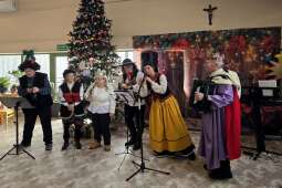 Grupa kolędnicza w trakcie występu