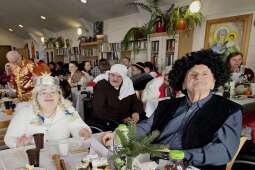 Dwójka Mieszkańców przy stole gościnnym