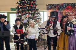 Grupa kolędnicza podczas występu