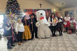 Grupa kolędnicza wraz z Dyrektorem Domu i atrakcją przeglądu „Misiem polarnym” po ceremonii wręczenia upominku.
