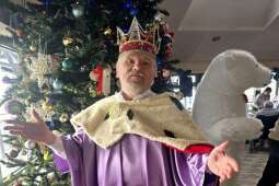 Mieszkaniec w stroju królewskim