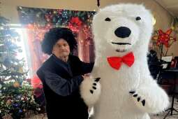 Mieszkaniec w stroju diabełka z „Misiem polarnym”