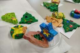 Na zdjęciu wymalowane przez naszych Mieszkańców figurki gipsowe leżące na stole. 