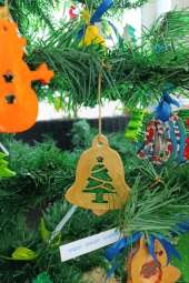 Na zdjęciu wymalowane figurki gipsowe zawieszone na choince.