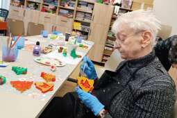 Na zdjęciu Mieszkanka maluje kolejną figurkę gipsową. 