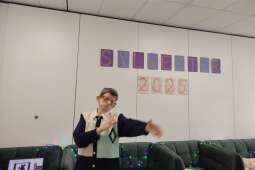 Na zdjęciu Mieszkanka w swoim tanecznym żywiole podczas imprezy sylwestrowej. 