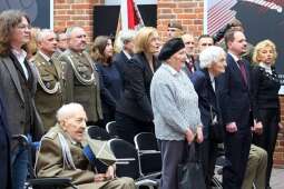 Pan Jerzy wraz z uczestnikami uroczystości w trakcie śpiewania Hymnu Narodowego