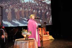 DSCF1814.jpg-Bogowie zeszli na scenę – wyjątkowa premiera Krakowskiego Teatru Międzydomowego.