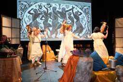 DSCF1817.jpg-Bogowie zeszli na scenę – wyjątkowa premiera Krakowskiego Teatru Międzydomowego.