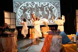 DSCF1821.jpg-Bogowie zeszli na scenę – wyjątkowa premiera Krakowskiego Teatru Międzydomowego.