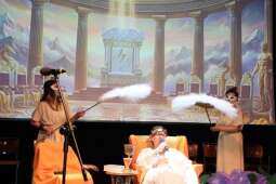 DSCF1830.jpg-Bogowie zeszli na scenę – wyjątkowa premiera Krakowskiego Teatru Międzydomowego.