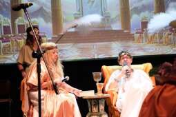 DSCF1840.jpg-Bogowie zeszli na scenę – wyjątkowa premiera Krakowskiego Teatru Międzydomowego.