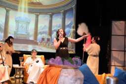 DSCF1844.jpg-Bogowie zeszli na scenę – wyjątkowa premiera Krakowskiego Teatru Międzydomowego.