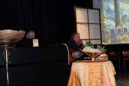 DSCF1846.jpg-Bogowie zeszli na scenę – wyjątkowa premiera Krakowskiego Teatru Międzydomowego.