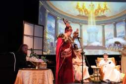 DSCF1849.jpg-Bogowie zeszli na scenę – wyjątkowa premiera Krakowskiego Teatru Międzydomowego.