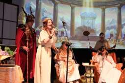 DSCF1853.jpg-Bogowie zeszli na scenę – wyjątkowa premiera Krakowskiego Teatru Międzydomowego.