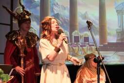 DSCF1856.jpg-Bogowie zeszli na scenę – wyjątkowa premiera Krakowskiego Teatru Międzydomowego.