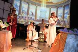 DSCF1861.jpg-Bogowie zeszli na scenę – wyjątkowa premiera Krakowskiego Teatru Międzydomowego.