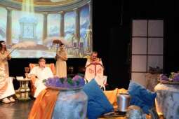 DSCF1862.jpg-Bogowie zeszli na scenę – wyjątkowa premiera Krakowskiego Teatru Międzydomowego.