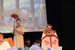 DSCF1863.jpg-Bogowie zeszli na scenę – wyjątkowa premiera Krakowskiego Teatru Międzydomowego.