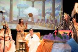 DSCF1871.jpg-Bogowie zeszli na scenę – wyjątkowa premiera Krakowskiego Teatru Międzydomowego.